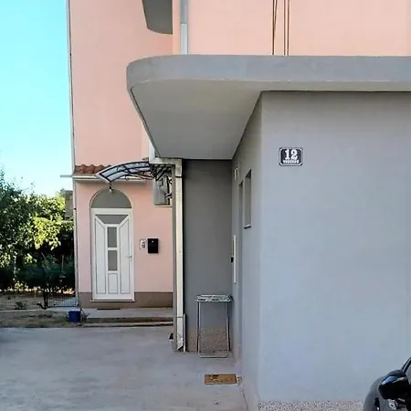 Neva With Free Private Parking Space Apartment *